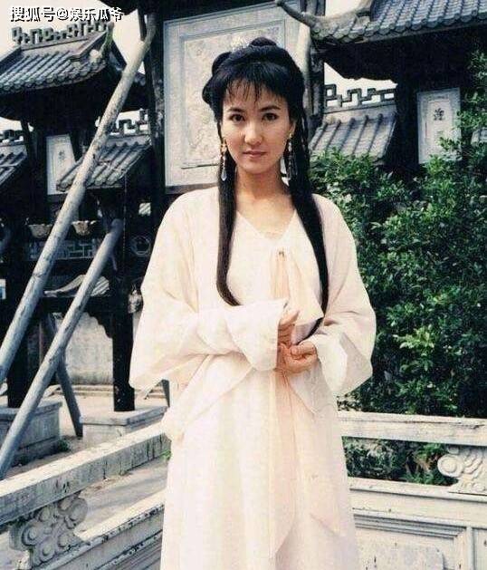 长大后的陈美琪只能自己赚钱自己养活自己,那么小的孩子找工作处处