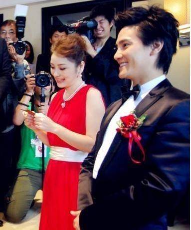 曾经给李小璐作配,扮丑也火不了,如今嫁富豪比李小璐幸福多了_丁子峻