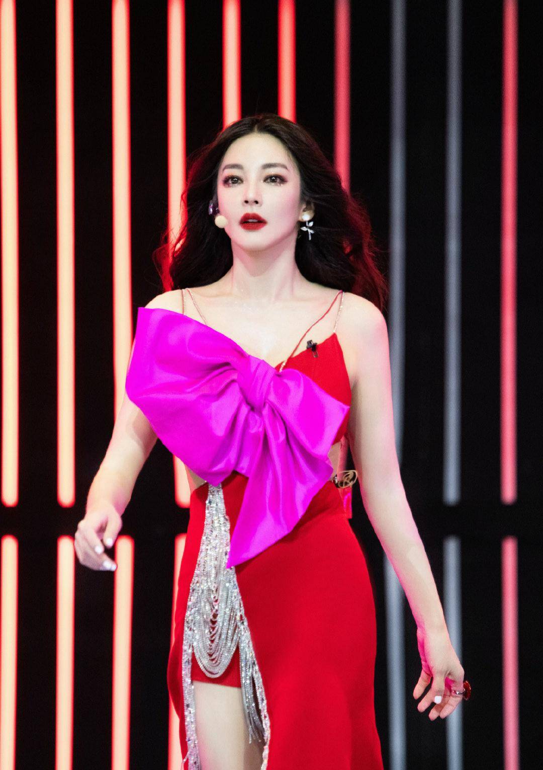 张雨绮又换风格,穿红吊带长裙配玫红蝴蝶结,甜美可爱不失小性感