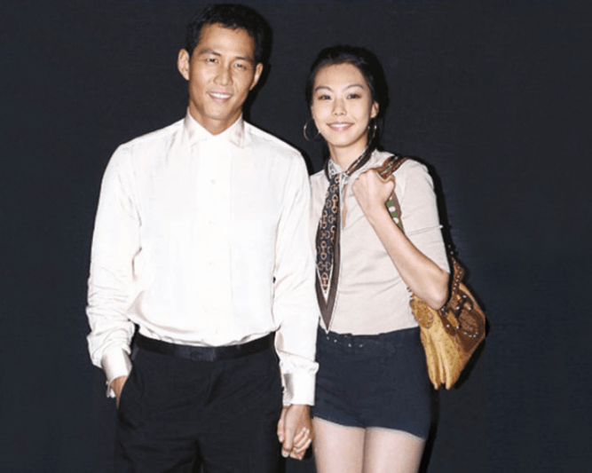 此前李政宰曾经和另一位女星金敏喜有过一段轰动娱乐圈的恋情,不过