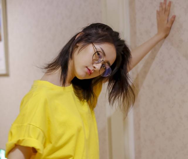 扎歪马尾的袁冰妍太甜了,黄t恤配短裤清新靓丽,是"初恋女孩"吧