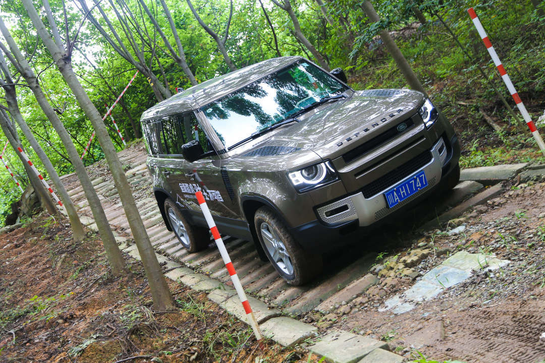 全新路虎卫士成都上市全地形越野依旧延续70年的情怀