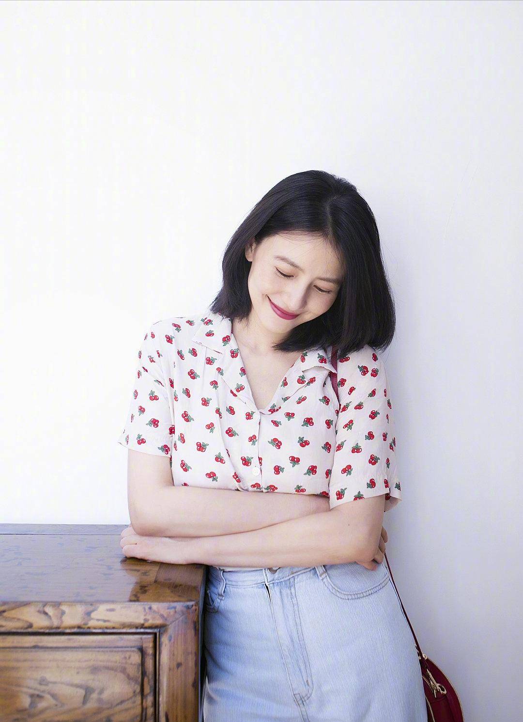 高圆圆直播造型太有范衬衫搭配半身裙简约大气尽显优雅气质