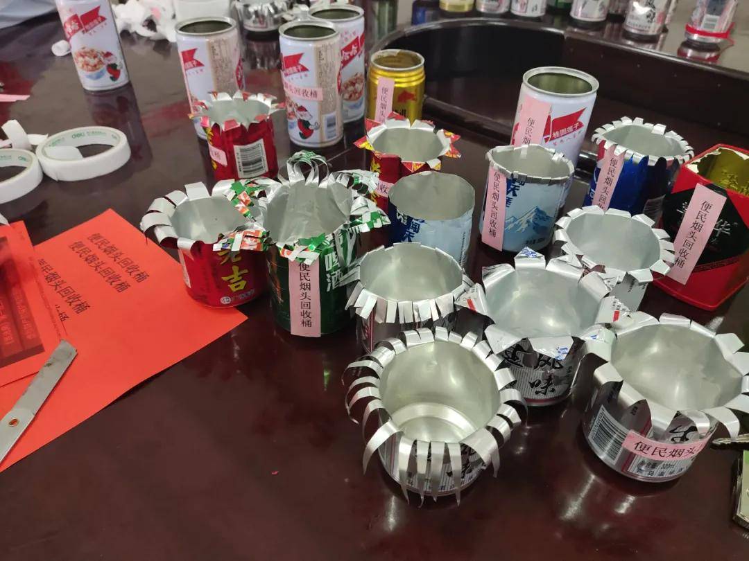 和社区养老服务站组织20多位老年人开展"易拉罐变废为宝"手工制作活动