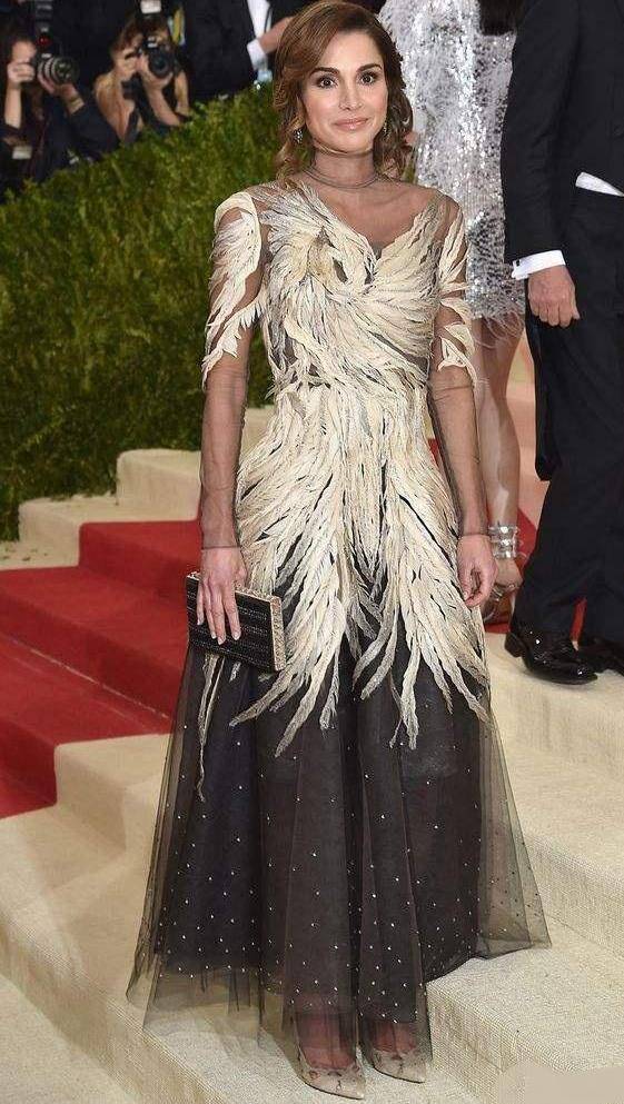 原创约旦前王后69岁了曾是和戴安娜同框的高颜值学霸如今脸太僵