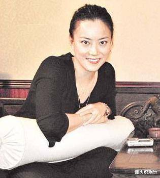 02霍汶希所带的第一个艺人就是谢霆锋,起初,他们两个因为年龄相仿,谁