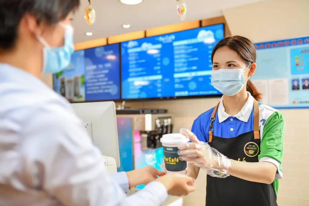 开店2800 的全家便利店,是怎样管好15000名员工的?