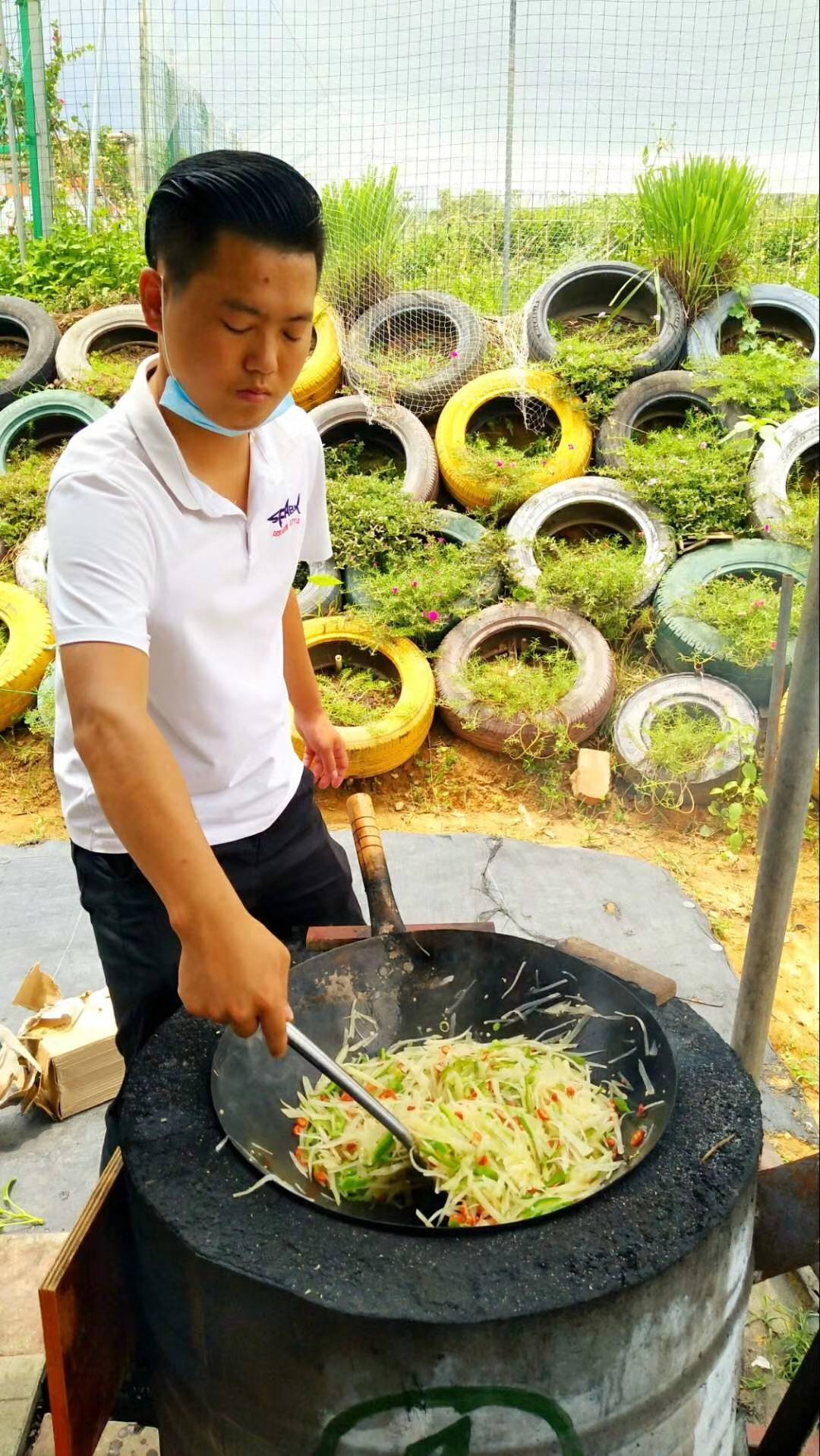 菜出鍋上桌了 抓雞了,來一張合照 摸到魚兒 教小朋友包餃子 茄子 殺雞