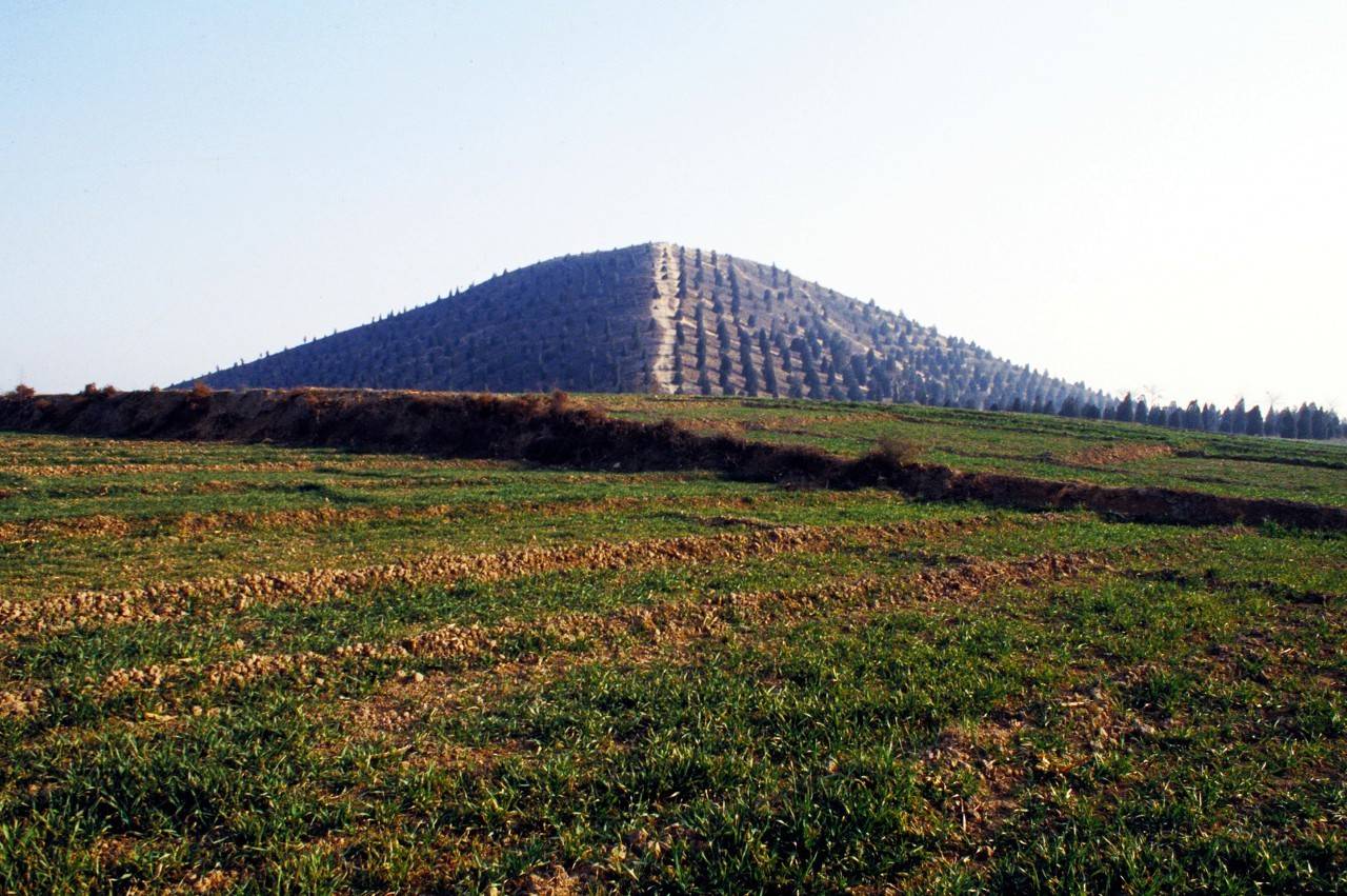 荒唐皇帝26岁驾崩,生前宠幸18岁大臣还不满足,死后竟