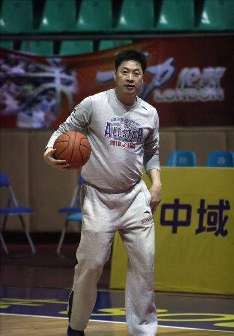 原創李春江年輕時打球這髮型也太帥了cba狀元回村遭圍堵