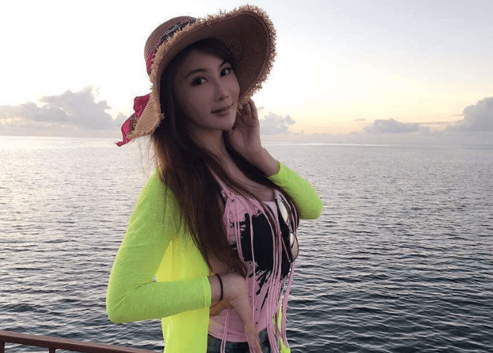 她是一代武打女星,洪金宝李连杰抢着与她合作,今52岁颜值依旧在线