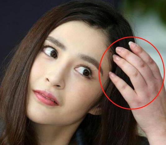 有种"偏心"叫李心艾,上帝给了她女神颜值,却对她的手不管不顾