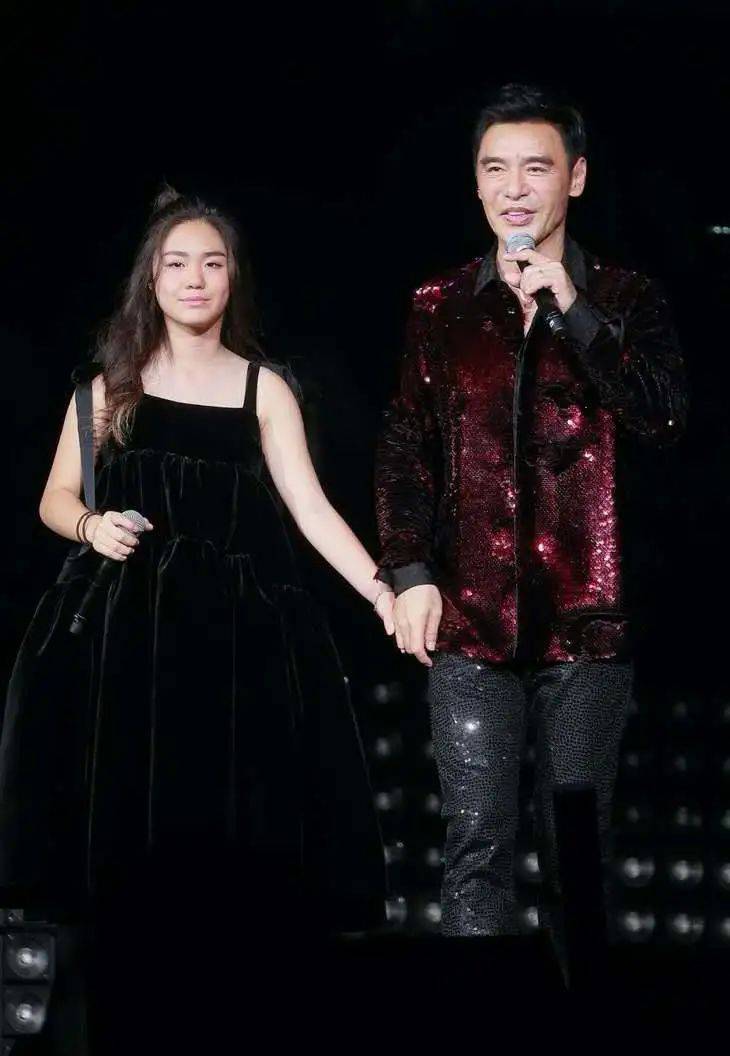 钟镇涛女儿罕见亮相,朴素低调不似母亲章小蕙,目标设计师_钟嘉晴
