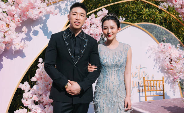 郭德纲爱徒深夜晒照妻子容貌酷似林志玲网友前任也很漂亮