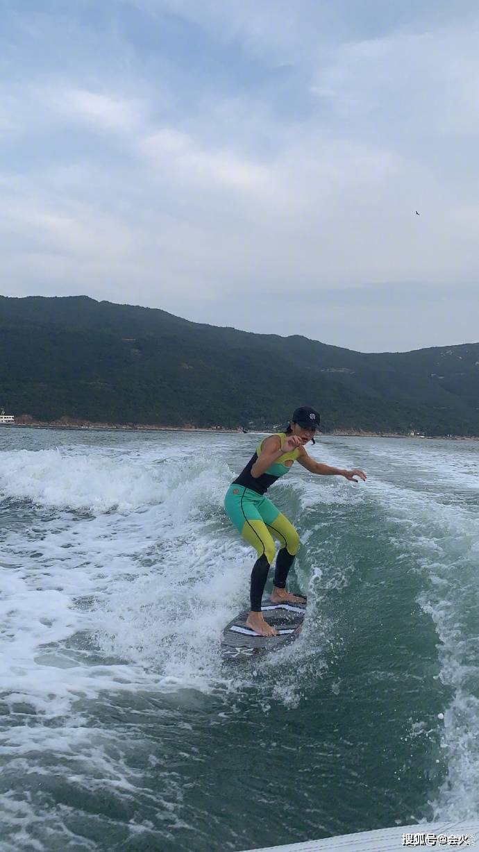 陈奕迅46岁妻子晒冲浪照秀好身材,母女同框似姐妹