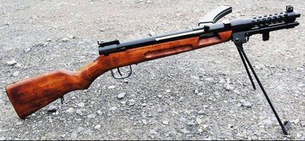 抗战的神器,日军被打疼后立刻仿制,美军:外形太奇特_冲锋枪