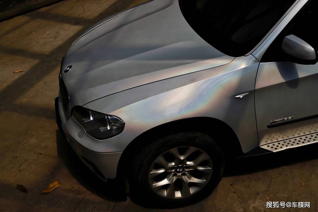宝马x5贵族尊享镭射白改色膜效果图