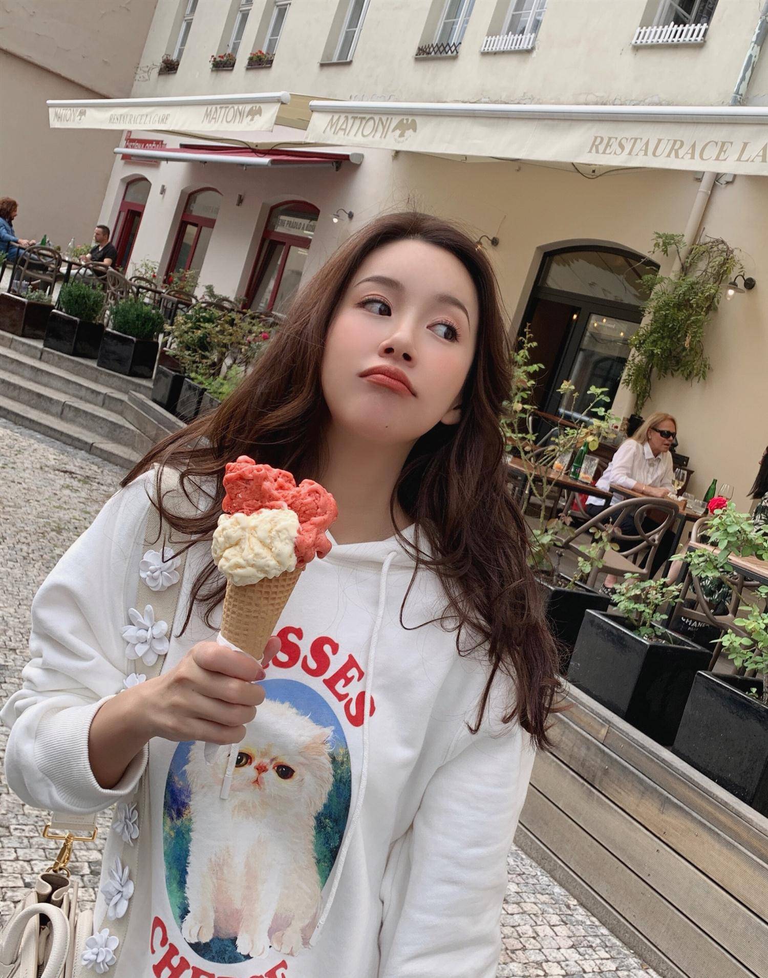 原创35岁张子萱少女打扮不费力,卫衣红裙配卷发尽显甜美范,清新依旧