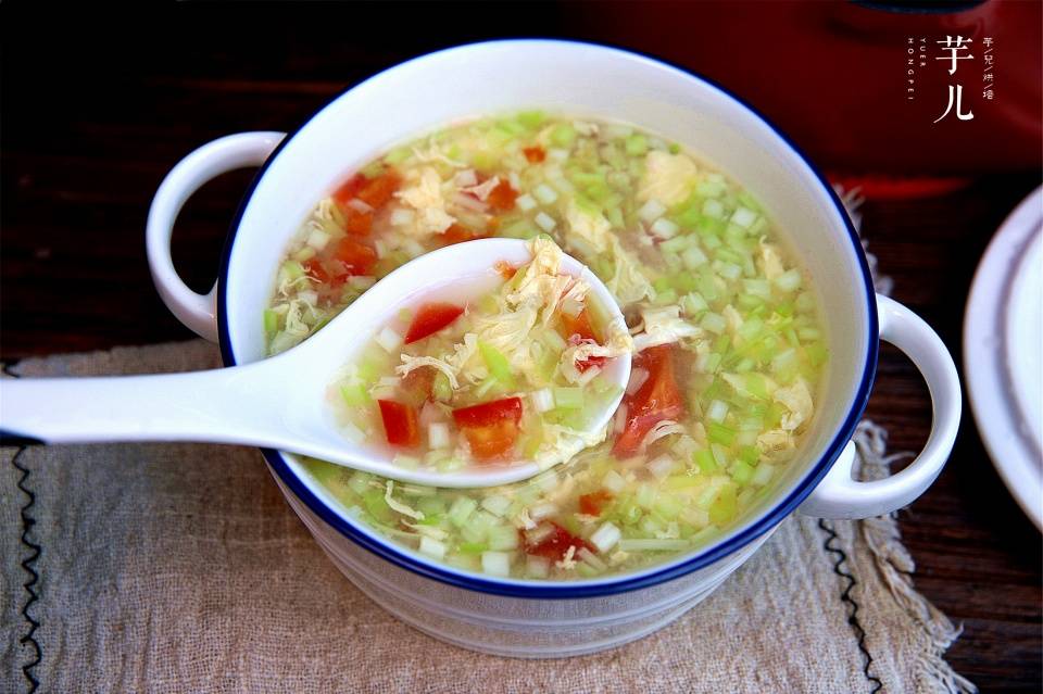 这道韭黄酸汤我是用的三禾双耳锅制作的,复合锅底,不挑炉灶,明火,电磁