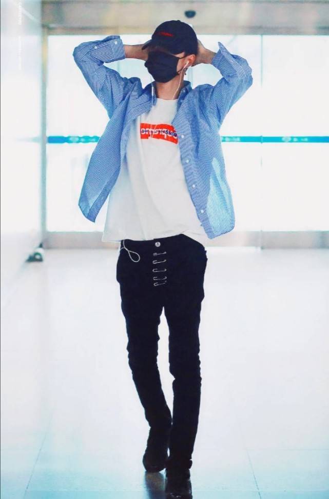 明明身高有1米8的王一博,非得穿这条"扣针裤",腿都短了一截