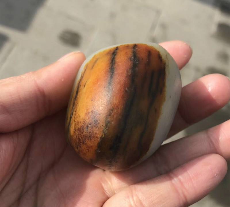 听过和田玉虎皮籽料吗?确实少见!但是真那么神乎其神吗?