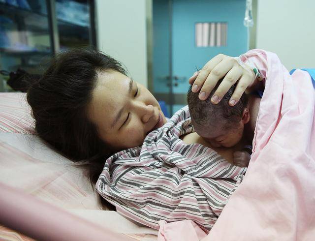 孕妈半夜生二胎,产房外却只有大女儿一个人,孩子的话让护士心疼