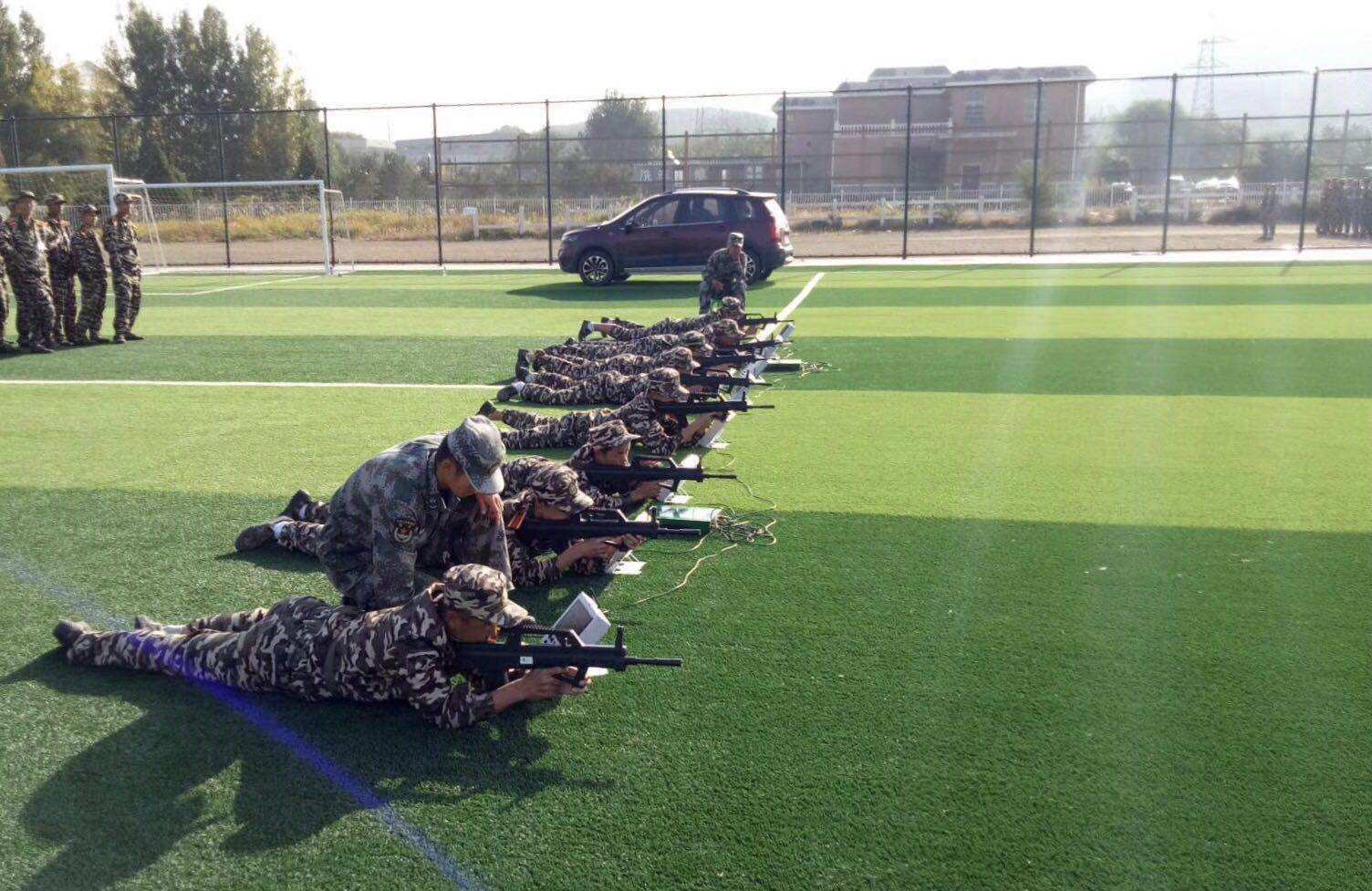 学生军训新体验激光打靶进校园