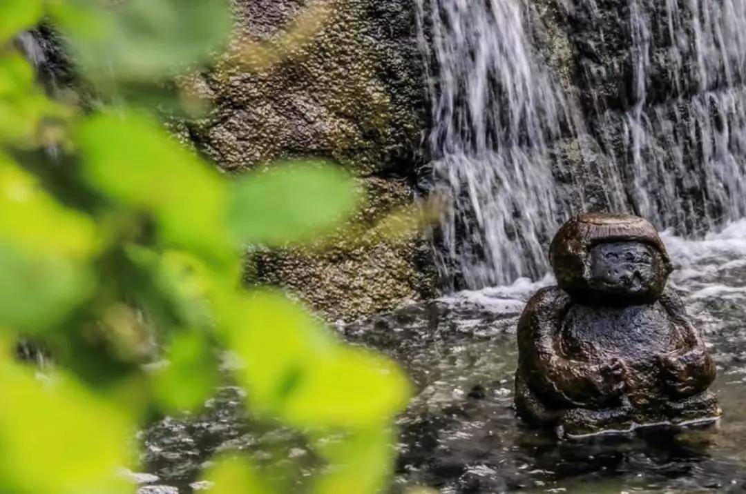温泉公园里,美泉之瀑布的一角有高温的泉源"温玉之汤",在这里可以制作