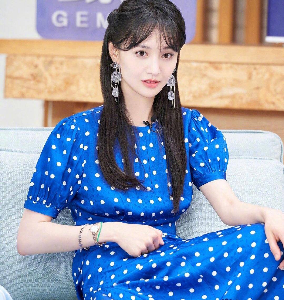 郑爽是有蜜糖气质吧!穿粉色波点长裙露纤细腰身,高贵又有气质