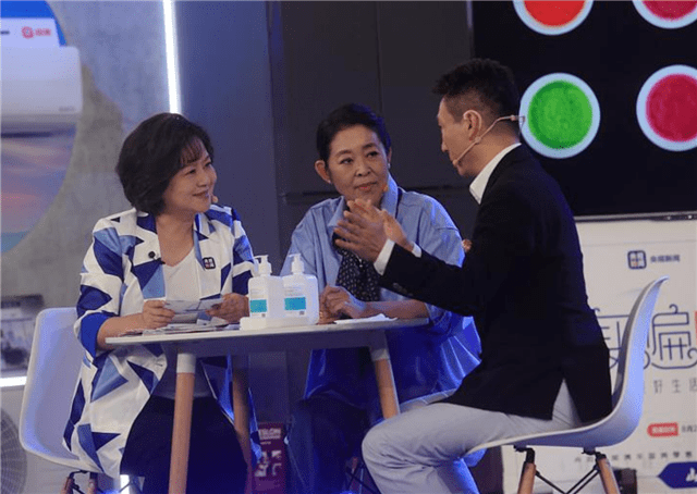 倪萍鞠萍罕见同框直播带货,主持人康辉在旁边当捧哏