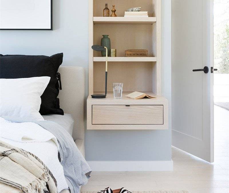 邻居有远见,床头内嵌置物架下方延伸床头柜用,轻松多出5倍空间