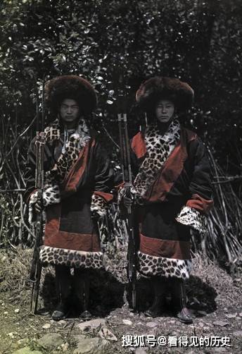 老照片 30年代藏区的部落士兵_毛瑟步枪