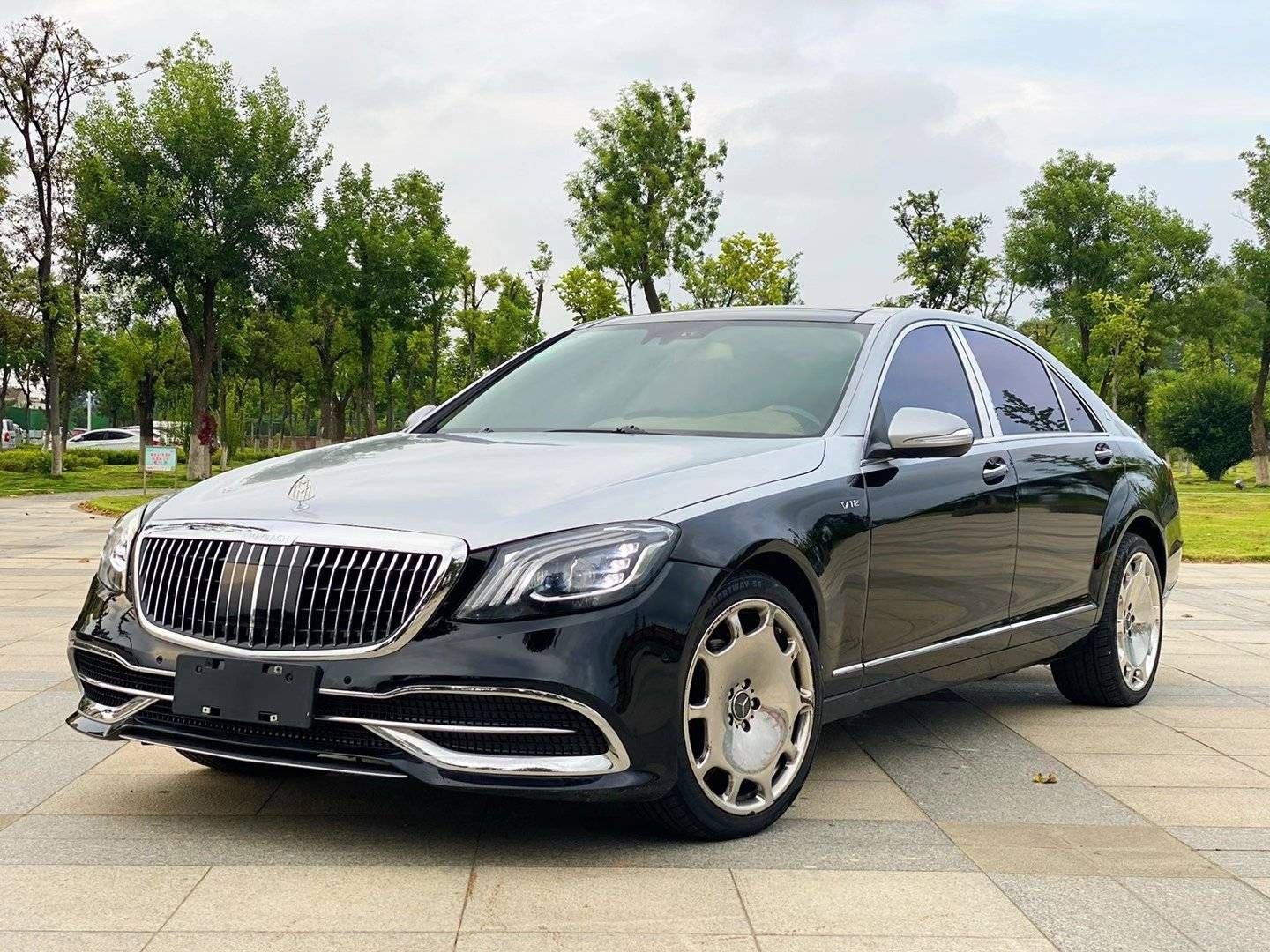 最便宜的迈巴赫s级亮相双色车身30t动力空间比奥迪a8还宽裕