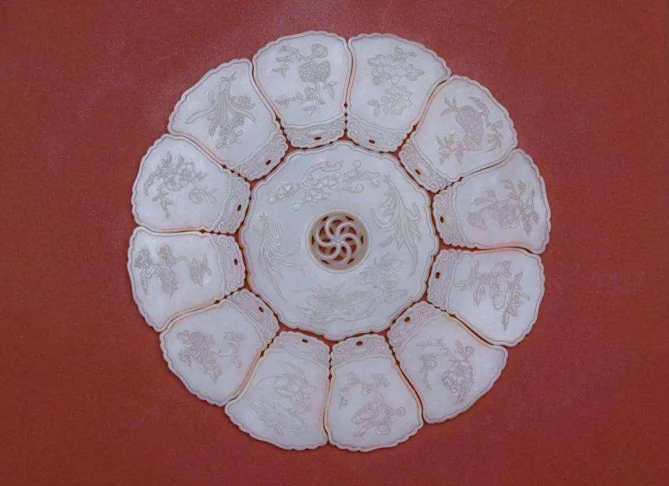 白玉十二月令组佩 清 故宫博物院藏