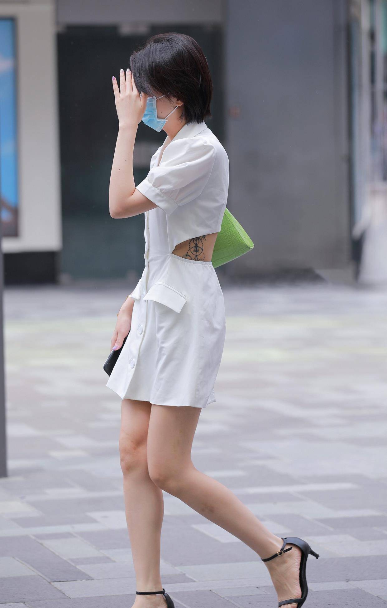 精致干练的短发美女白色西装裙搭配一字带细跟凉鞋显成熟大气