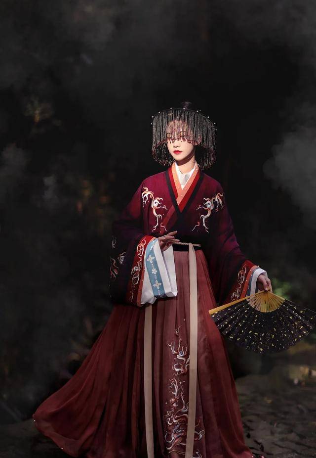 这一套汉服的风格要更加热烈一些,因为这套汉服整体都是暗红色系的,看