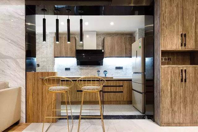 l型厨柜——三角式布局高效利用 l型橱柜布局设计使空间更加宽阔,半高
