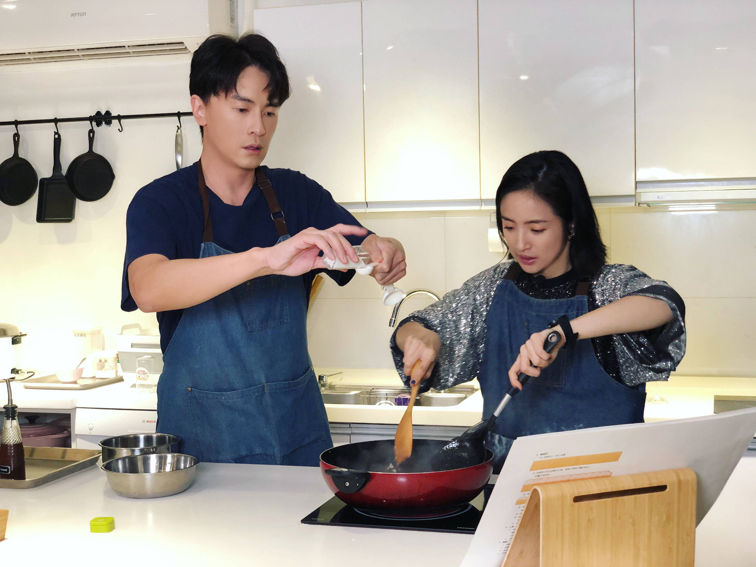 不专业厨房挑战耐心极限:林依晨被语无伦次的郑元畅逗乐