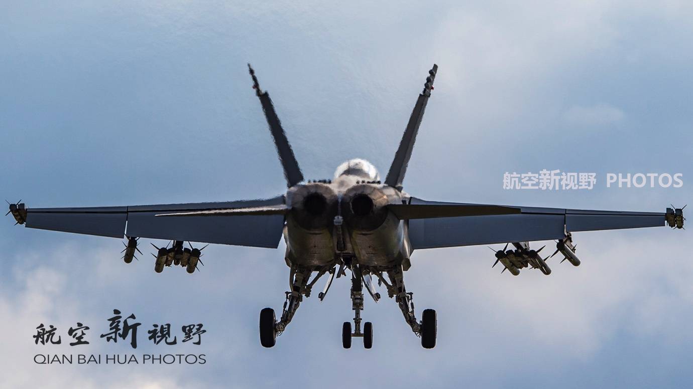 fa18f超级大黄蜂战机外八字挂架是亮点细节图展现精致做工