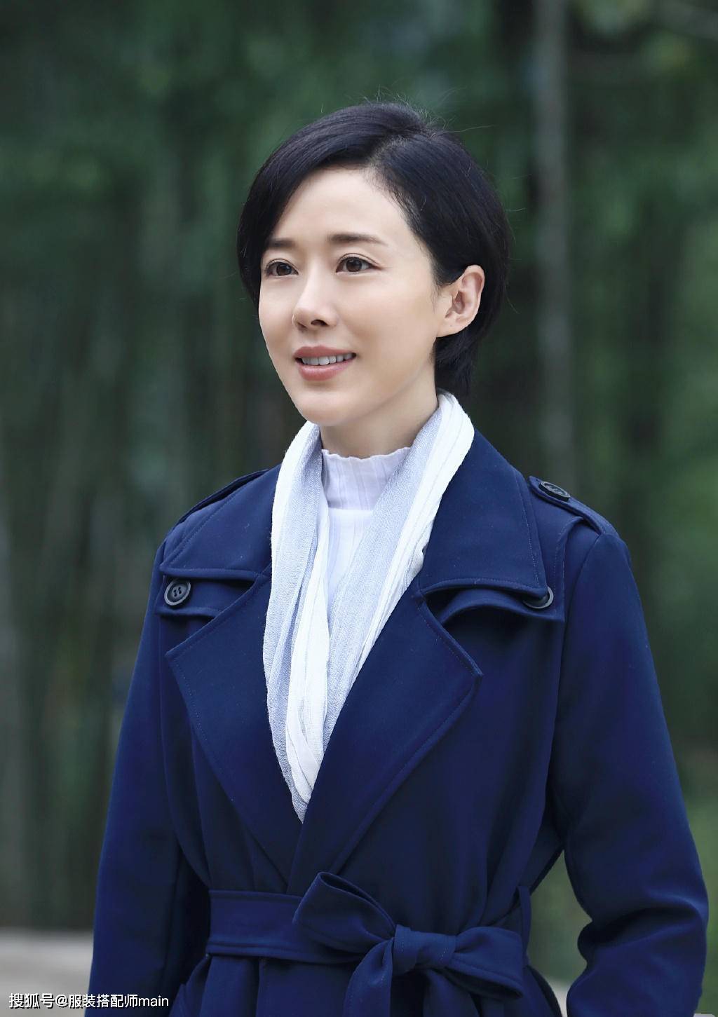 身穿卡其色衬衫与同剧组演员合影的颜丹晨,站在最侧边位置照样女神