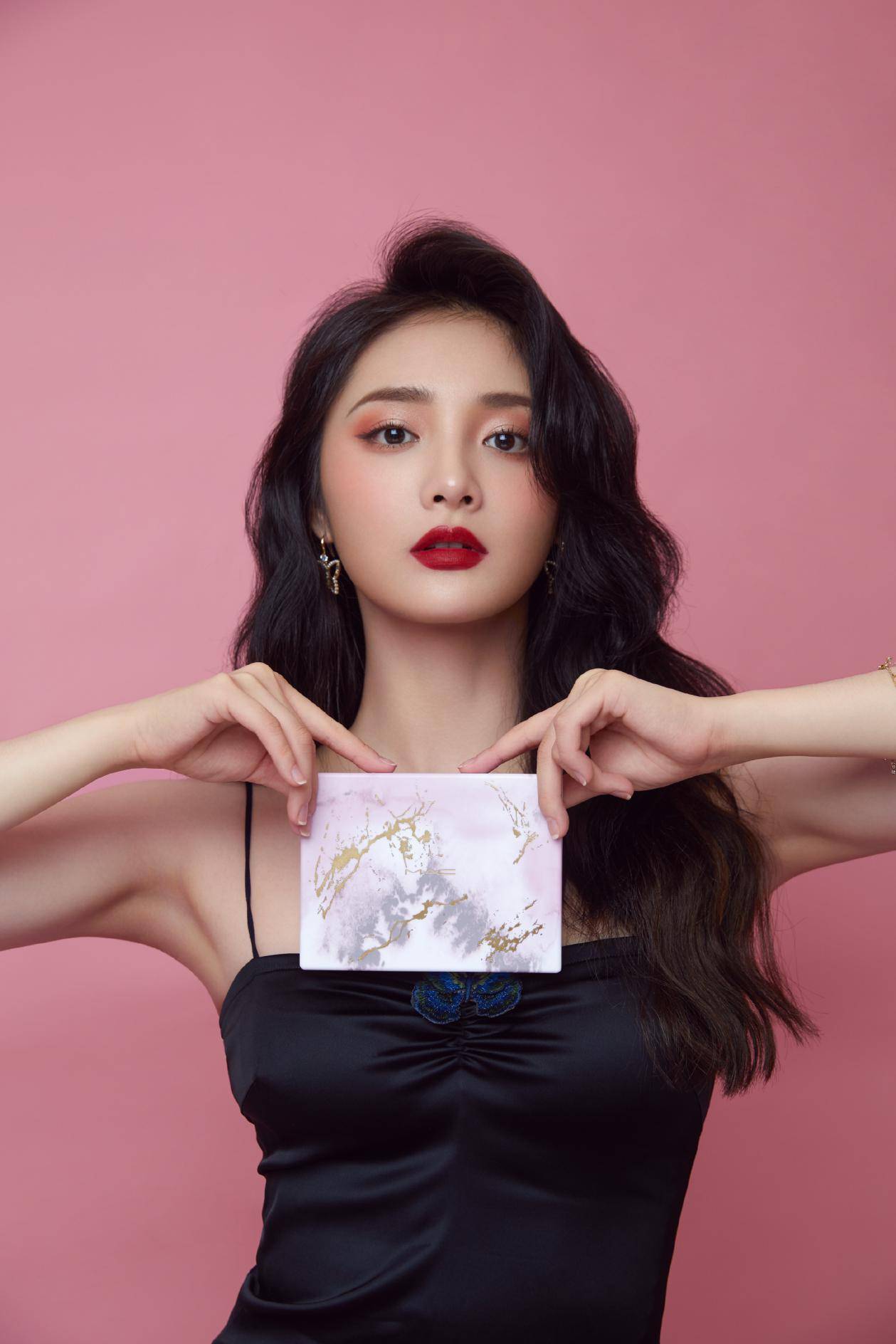 原创周洁琼衣品一直在线一袭红色连衣裙明艳又养眼高级时尚显气质