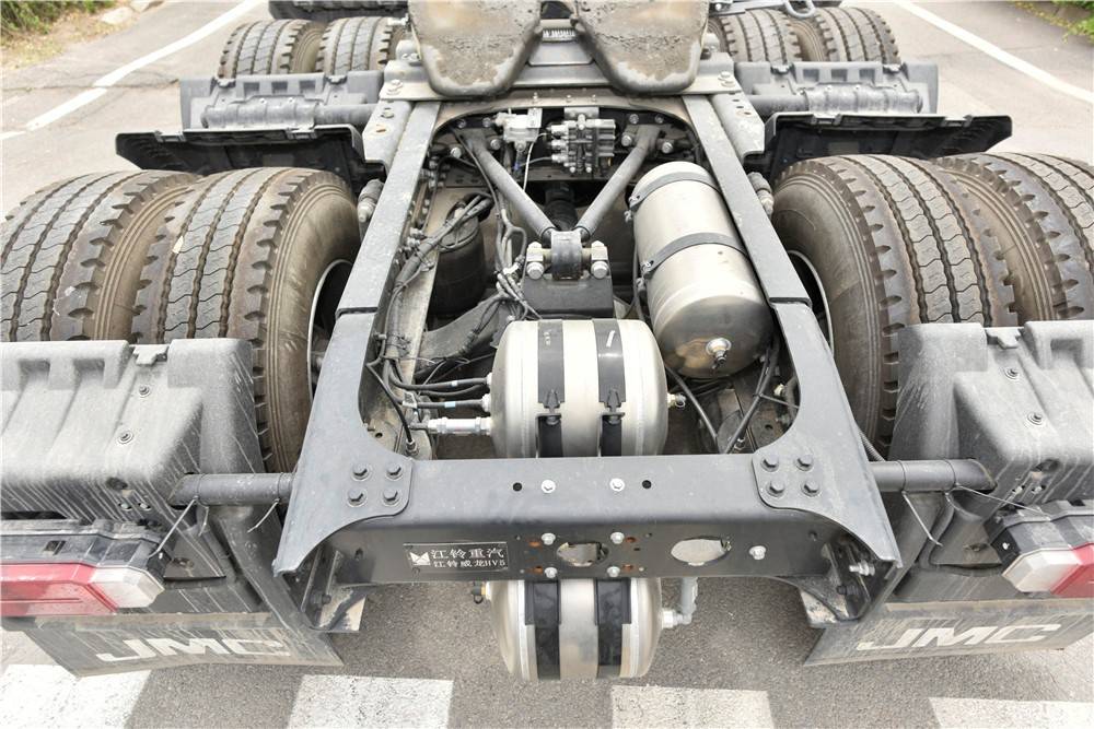 跟奔驰一样的换挡方式,不过它却是一辆重卡