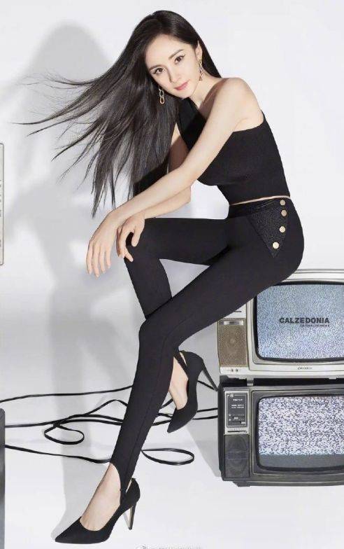 杨幂穿紧身裤拍摄写真当她特意侧身那一刻s身形太明显