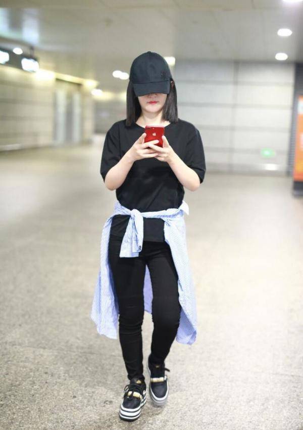 谢娜穿身黑曲线没"肉感",运动风设计减龄显嫩,年轻感藏不住