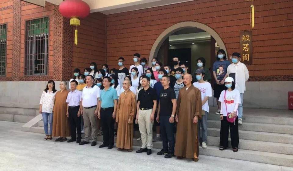 "活动现场,泉州市佛教协会会长,承天寺方丈释向愿对受助学子表达了