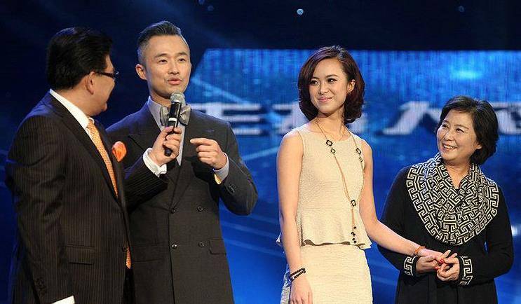 她曾是央视最美主持,嫁大18岁丈夫放弃事业,丈夫患病不离不弃_王萌萌