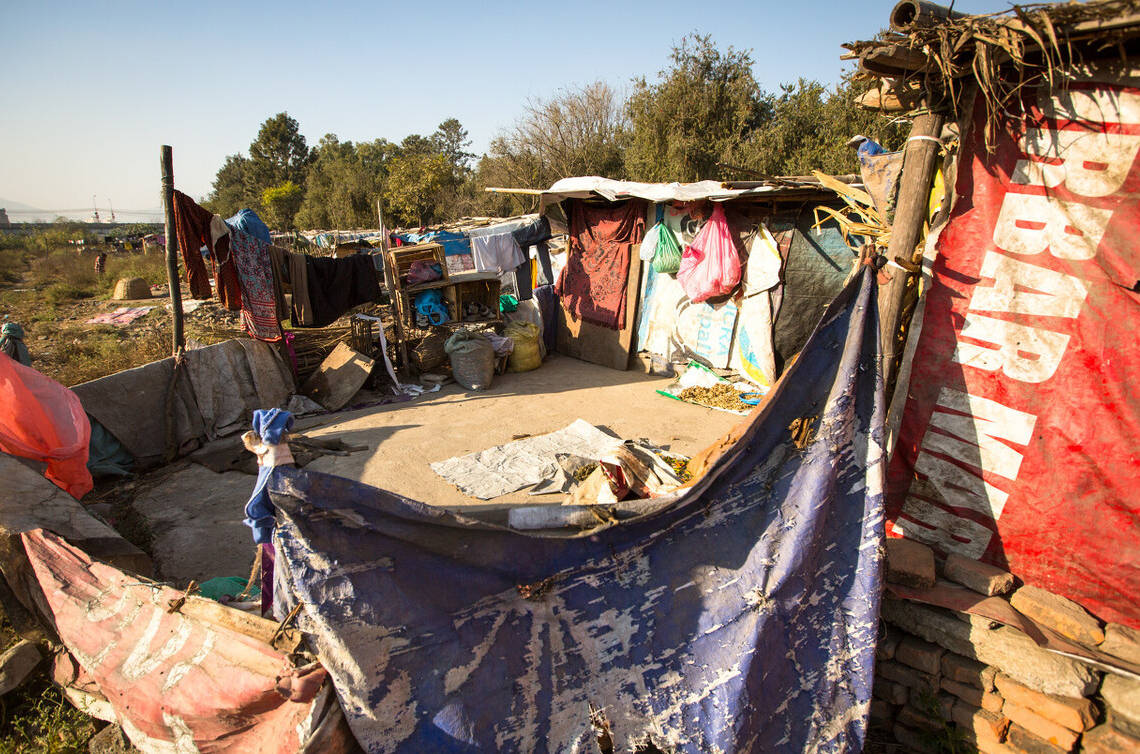 新加坡建国之初,全国大概有40%的民众居住在贫民窟或搭建的简易窝棚里