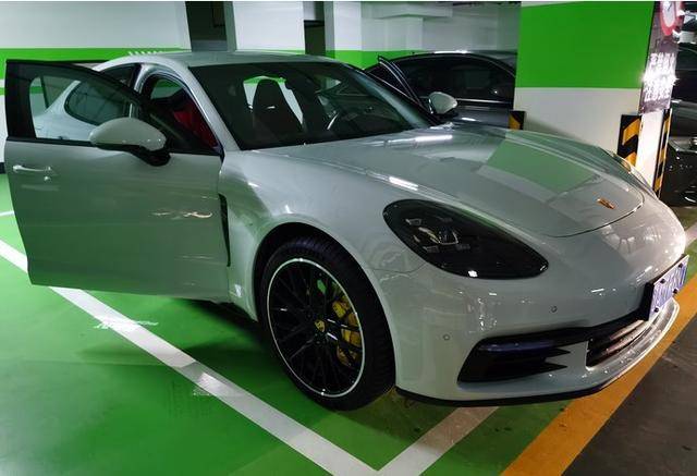 135万元买到帕拉梅拉10年的911老用户赠了一桌子礼物