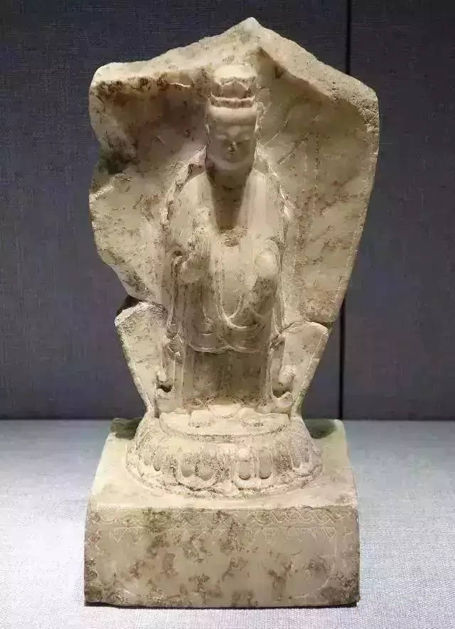 曲阳修德寺出土白石佛像