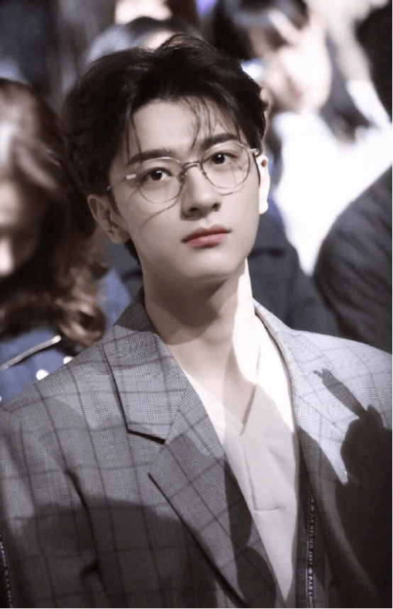 男星眼镜杀就服易烊千玺,文质书生or斯文败类,简直大饱眼福!